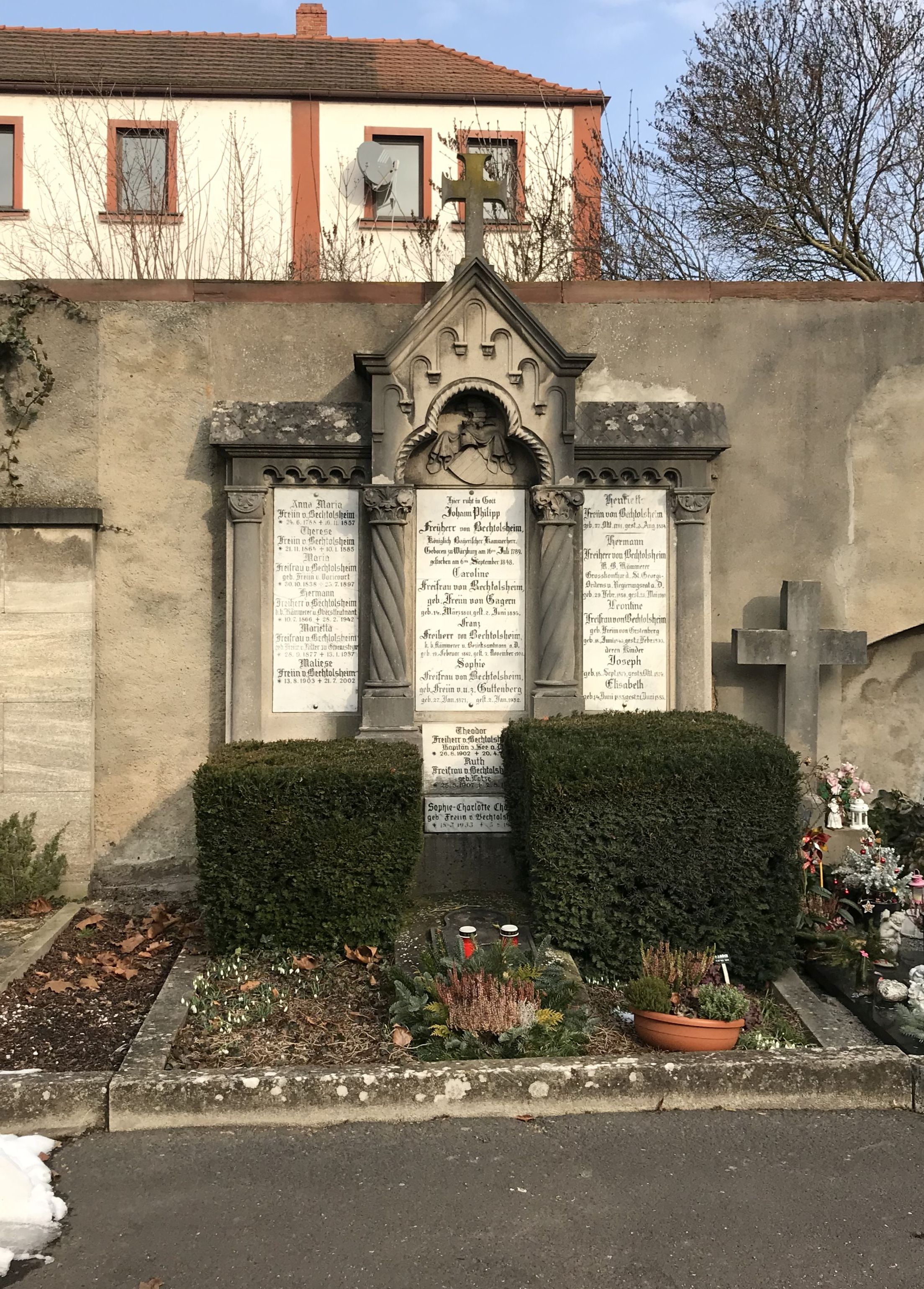 Grabstein Leontine Freifrau von Mauchenheim genannt Bechtolsheim, geb. Freiin von Erstenberg zum Freyenthurm, Hauptfriedhof Würzburg, Unterfranken, Bayern, Deutschland