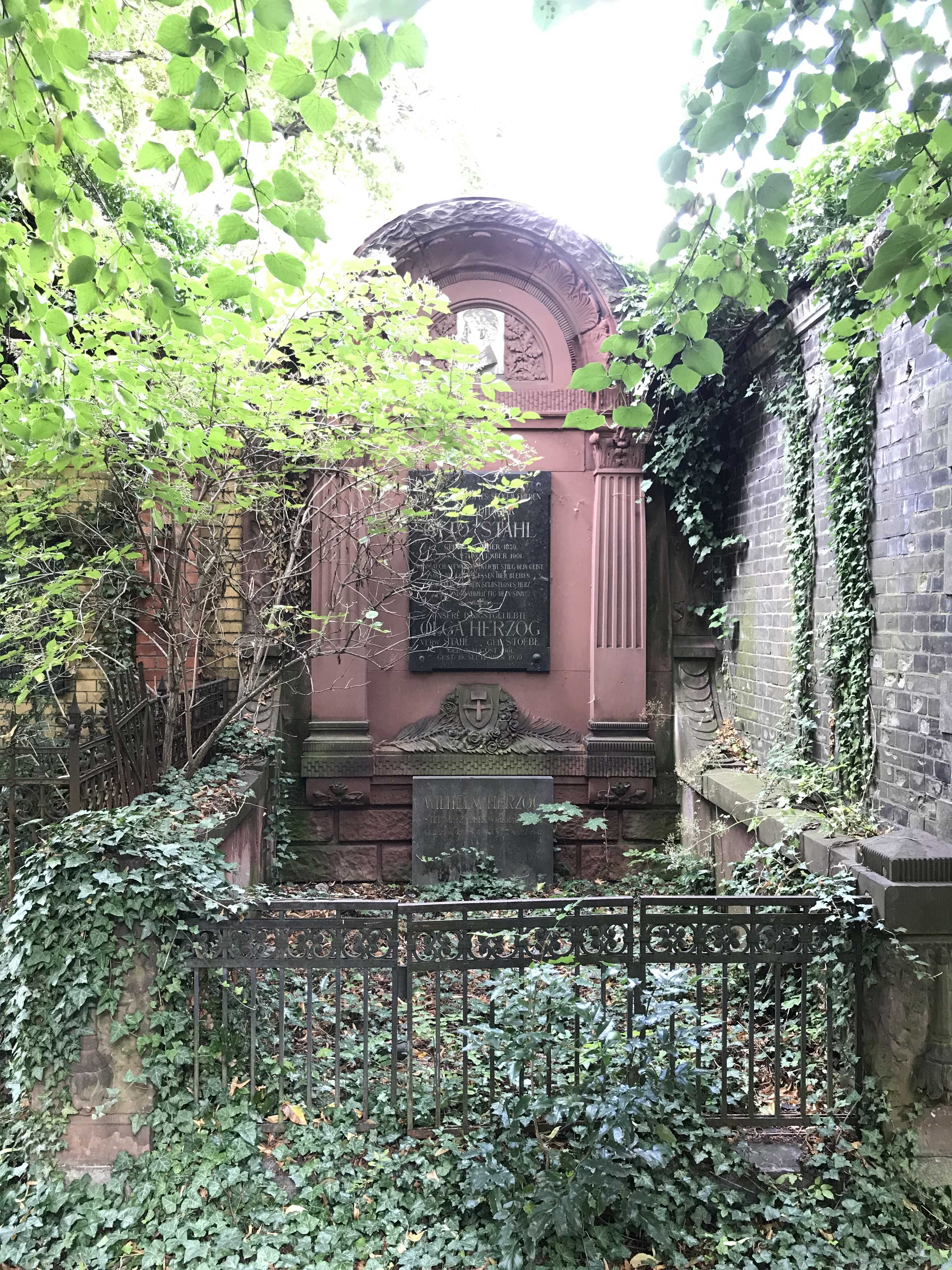 Grabstein Olga Herzog, verw. Stahl, geb. Stoebe, Friedhof der St. Thomas Gemeine, Berlin-Neukölln