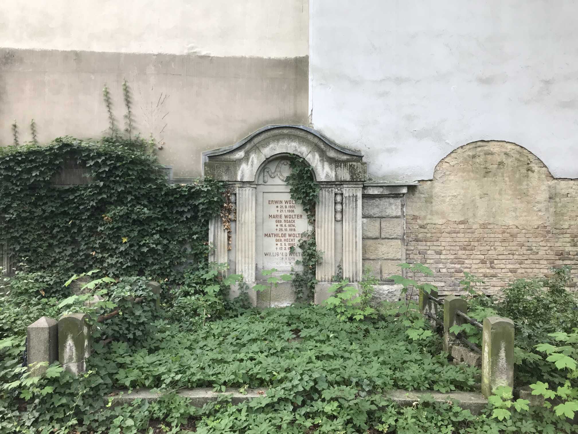 Grabstein Mathilde Wolter, geb. Hecht, Neuer St. Jacobi-Friedhof, Berlin-Neukölln, Deutschland